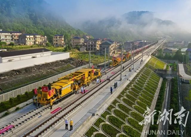 讯(记者 宁奎)5月8日,在张家界市永定区枫香岗街道张吉怀铁路施工现场