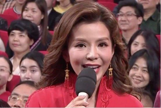 主持人一姐朱迅:14岁进央视,患癌仍坚守岗位,今丈夫是