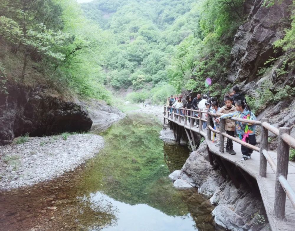 小沟背景区距离王屋山景区22公里,还保有原始的生态环境.