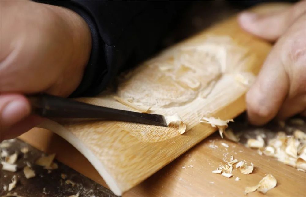 梁平竹雕市级传承人陈永远在制作竹雕.向成国/摄