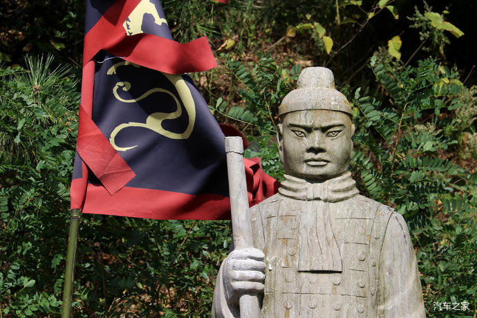 通往庙的路旁,古代武士士兵的雕像,神态逼真,形象各异.
