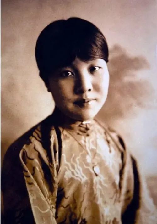 1934年,女作家冰心(谢婉莹)从包头返回北平(北京)