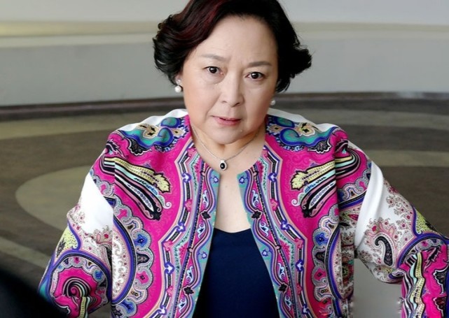 老戏骨方芳不服老!66岁自称含苞待放,曾被生父勒索16
