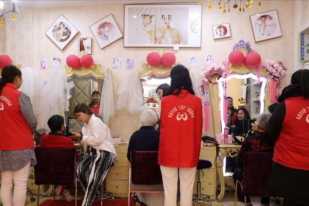 秀禾服和婚纱_秀禾服和婚纱共用发型