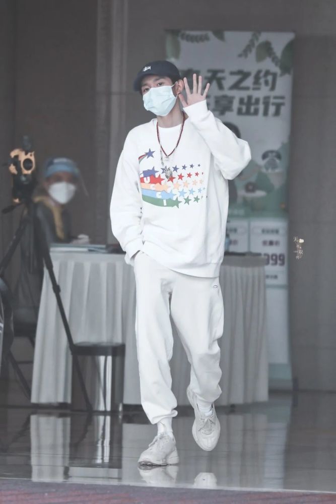 快看王源gucci少年出没白色运动休闲造型简约而不简单