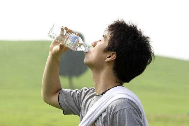 喝水是天然的"长寿药,但这3个时间不能喝,别太晚看到!