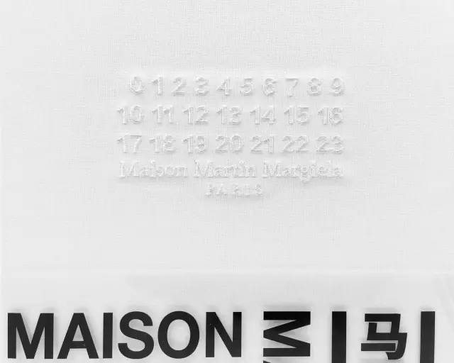 从数字0到数字23,每一个数字代表着马吉拉一系列作品,每一个数字背后