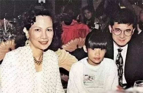 霍启刚继父罗康瑞:60岁抛弃发妻娶朱玲玲,如今儿子拒绝继承家产