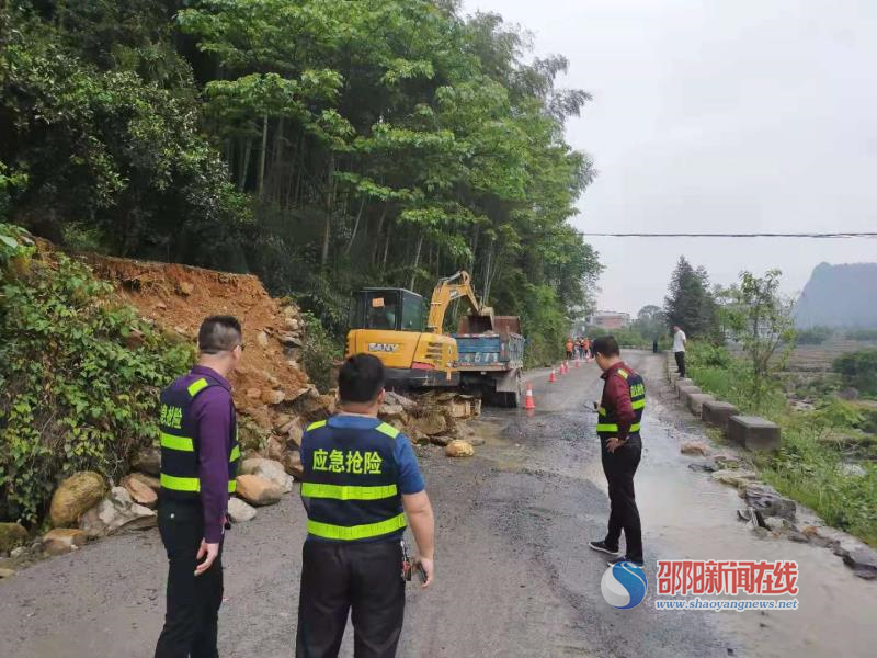 新宁江黄公路因暴雨天气损坏严重,应急抢险人员迅速处置垮方,恢复交通