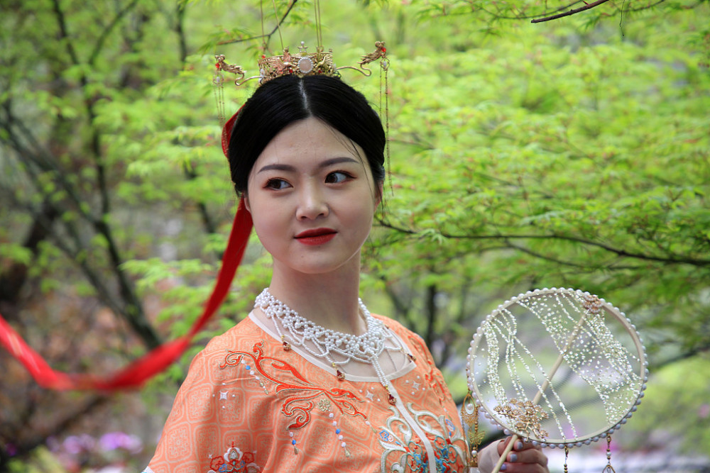 湖北襄阳汉服美女古隆中踏青赏花顾盼生姿