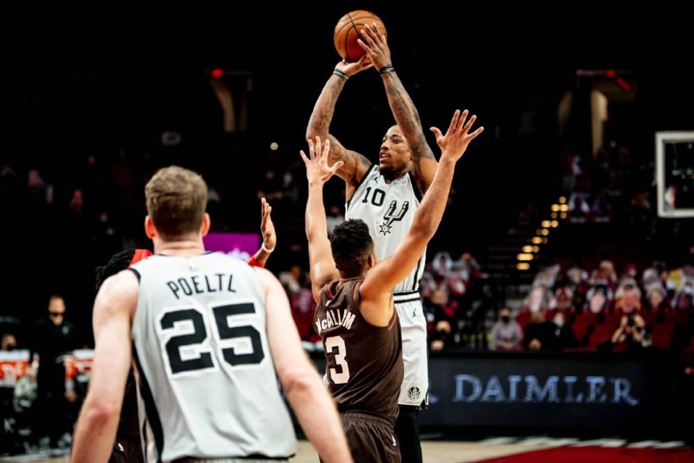 57分9篮板10助攻 双枪爆发,湖人被甩开,德罗赞仅20分马刺掉队