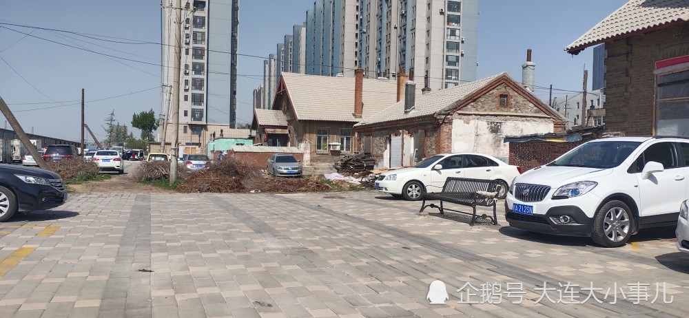 大连南关岭火车站,老街改造不彻底,总能看到格格不入的景象