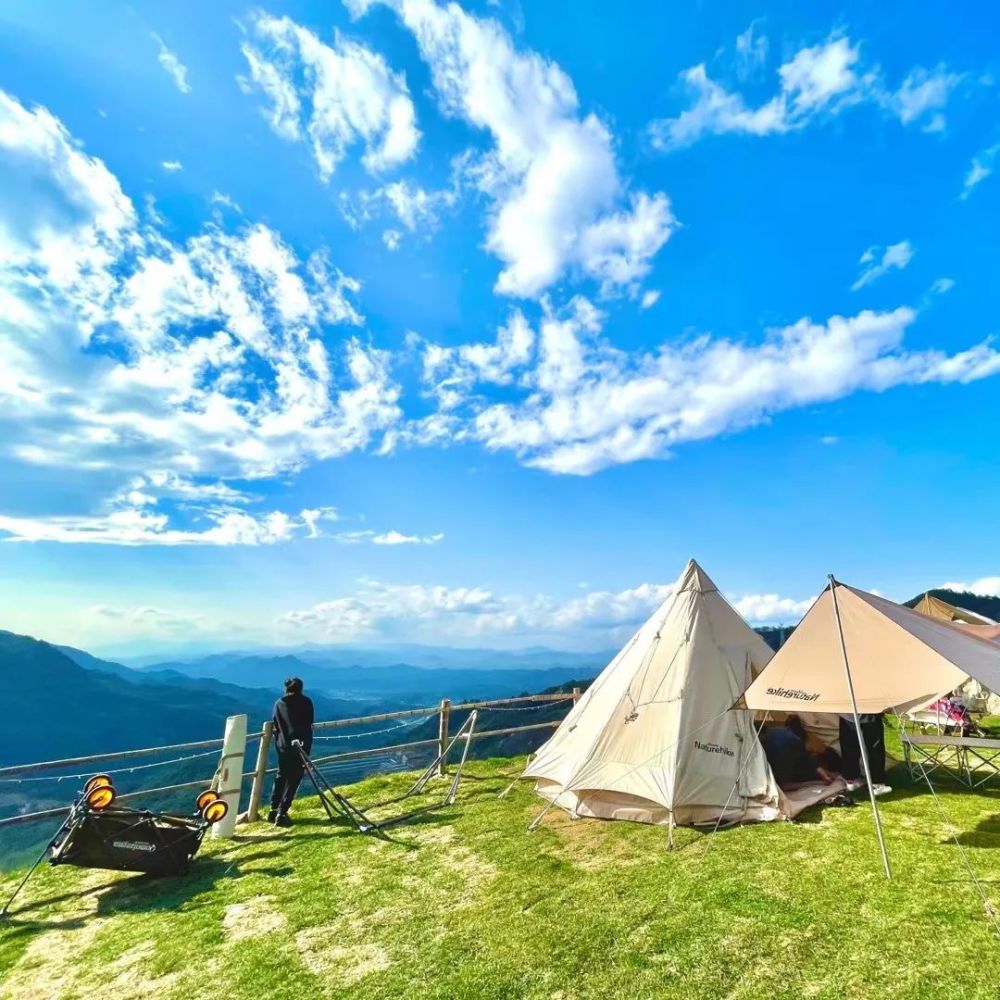 星河户外露营基地,位于临安天目山镇周云村,在海拔500米的潘家山山顶