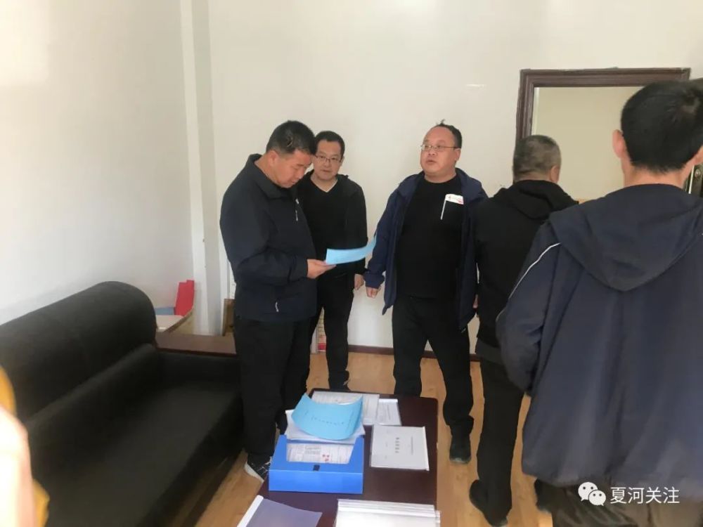贡保甲一行督查禁牧和草畜平衡回访复核,产权制度改革