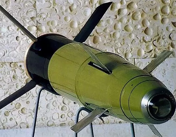 苏联红土地激光制导炮弹,原设计是前后4舵面,高原下暴露出控制能力