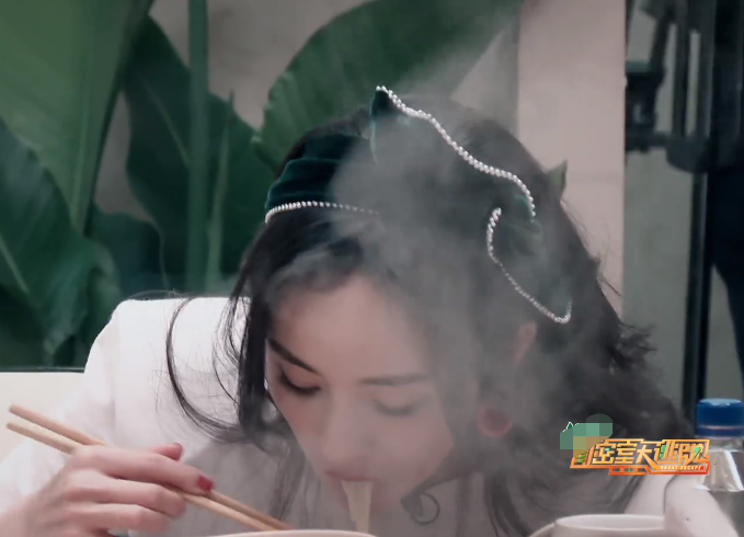 谁说女星都是小鸟胃杨幂上密室3吃火锅饭量让人敢信