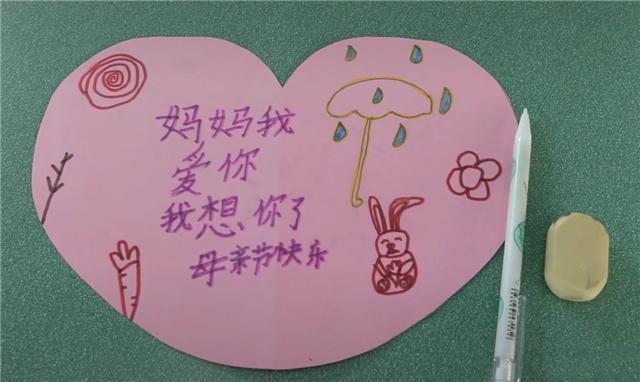 四川小学组织学生做母亲节贺卡,小女孩不停哭泣