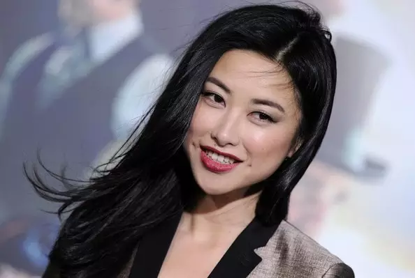 怀孕的朱珠仍时髦,挺孕肚拍时尚大片女人味十足,双腿纤细真难得