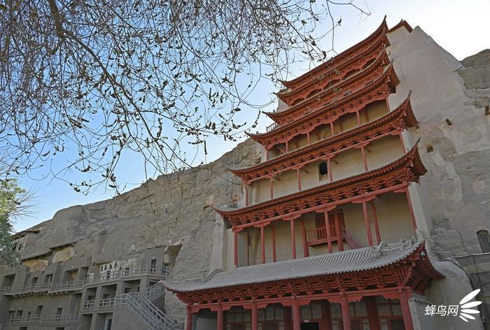 莫高窟在鸣沙山的一处断崖上,当地人俗称千佛洞,它的历史比敦煌这座