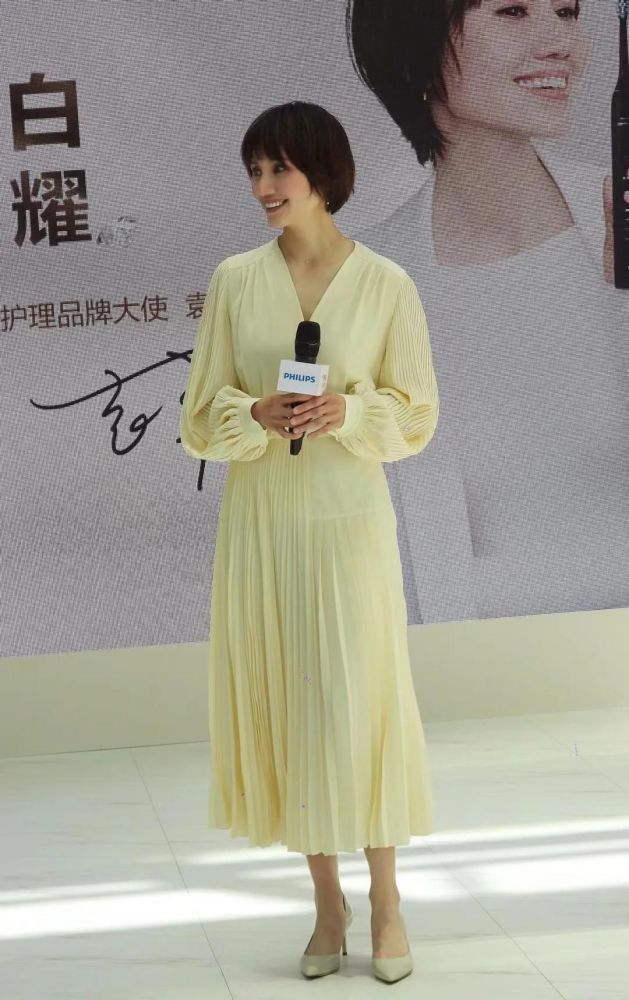 袁泉就是气质美人!穿米黄色的裙子没亮点,还是被她穿出了高级感