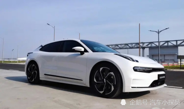 白色的极氪001你喜欢吗真的不要太帅