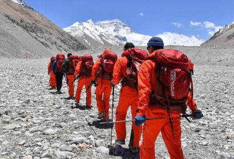 中国珠峰登山营地无外籍人员 将确保峰顶与南坡人员零