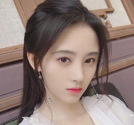 鞠婧祎学生时期素颜照片曝光,双眼无神似路人,这变化也太大了!