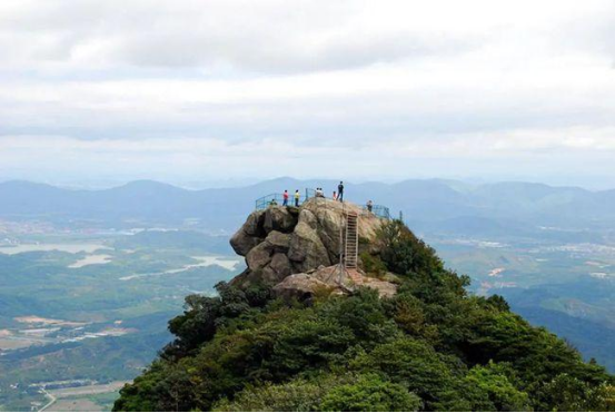 美丽的广东,惠州罗浮山爬山旅游的避暑胜地,景区的夜景很漂亮