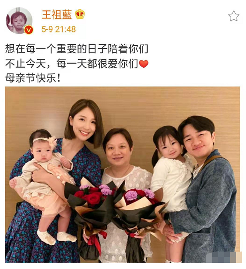 王祖蓝晒一家五口合照大女儿与爸爸似复制粘贴小女儿超像妈妈