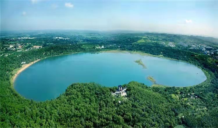 被誉为"天然氧吧"的湖光岩风景区位于中国大陆最南端湛江市区西南18