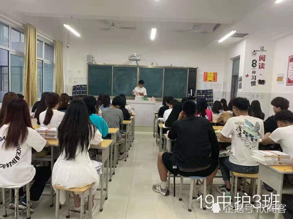 热烈庆祝菏泽家政职业学院牡丹校区第一期报刊《建党100周年》顺利