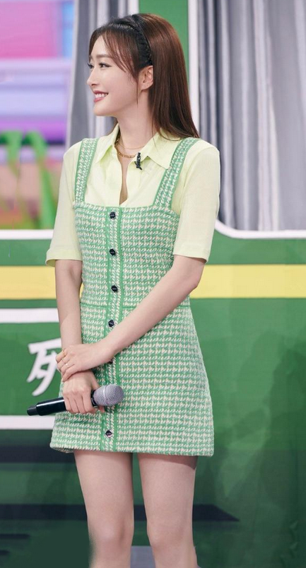 秦岚阿姨年纪还是少女身段,一袭清新绿色吊带裙,活力
