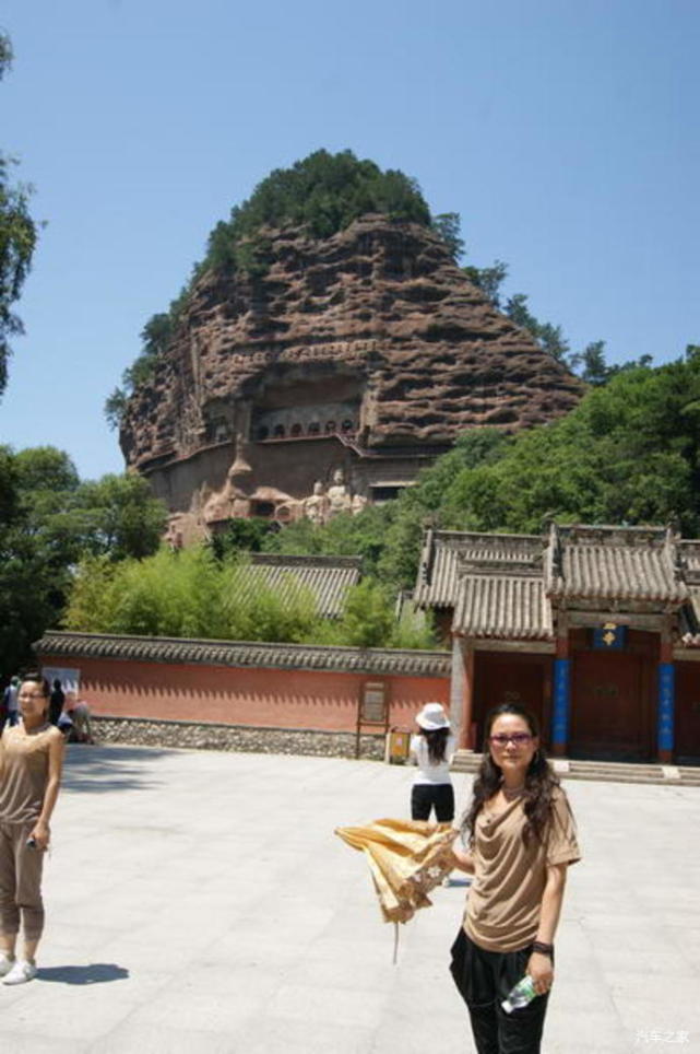 麦积山石窟是麦积山风景名胜区重要景点,国家5a级旅游景区,因山形