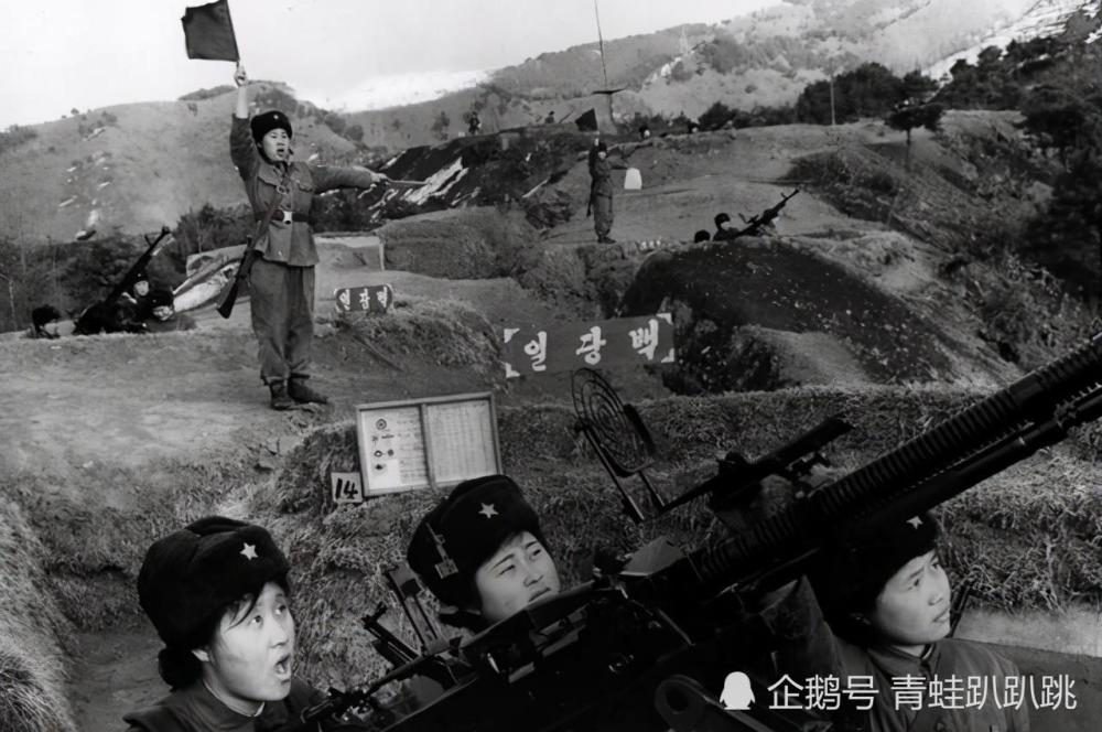 志愿军入朝,小孩子喊"志愿军叔叔万岁,朝鲜女兵送上一物欢迎