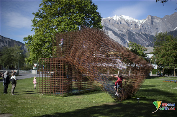 瑞士举行国际户外艺术展 雕塑作品琳琅满目吸引眼球