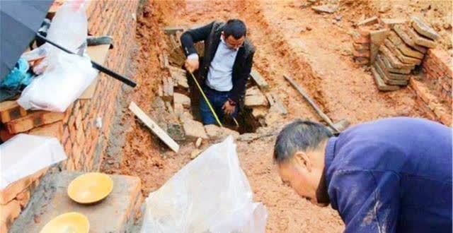 湖北出土1男7女合葬墓专家快挖底下还埋有10箱黄金