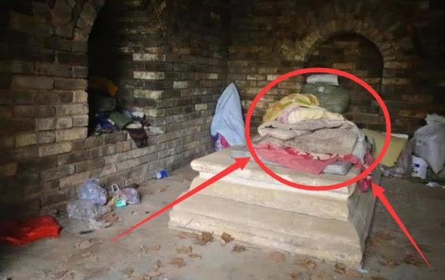 600年前的公主墓被发现,墓中竟有活人居住,还睡在公主