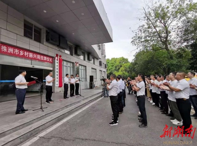 市委常委,市委组织部部长李武宁,副市长杨英杰出席.