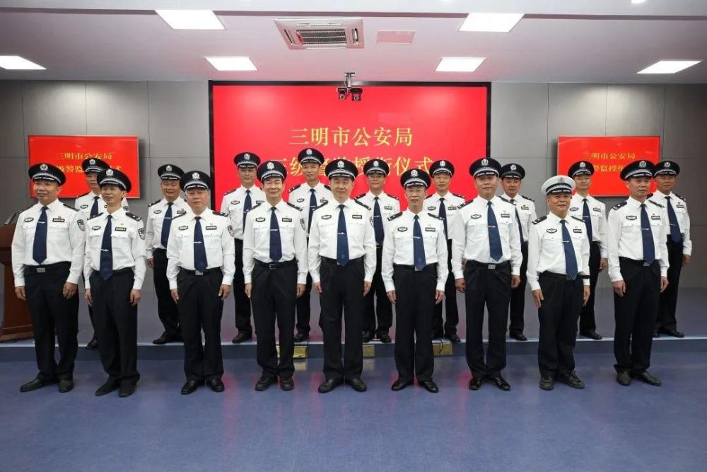 穿白衬衣的警察级别很高么一般人穿不了身份不简单