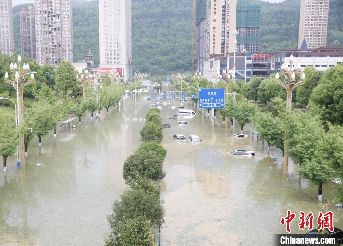 暴雨致贵州毕节多地内涝 消防营救转移200余人