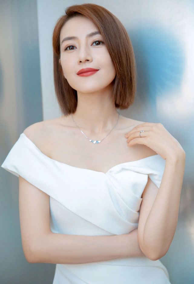 41岁高圆圆气质太赞穿一字肩白裙秀锁骨优雅迷人尽显女人味儿