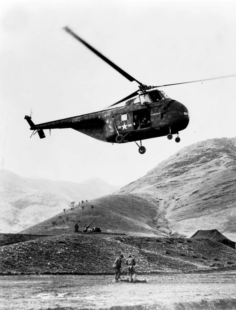 的美军直升机对应的是美军的曾在朝鲜战场上用过的西科斯基公司的h-19