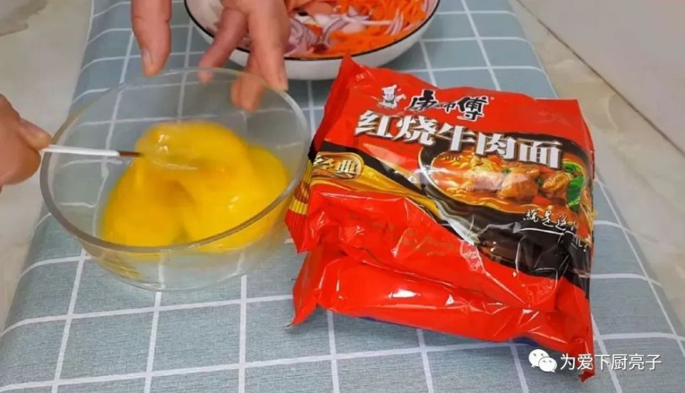 2袋泡面,1根火腿,大勺一炒,比面条热干面好吃,上桌全家抢着吃