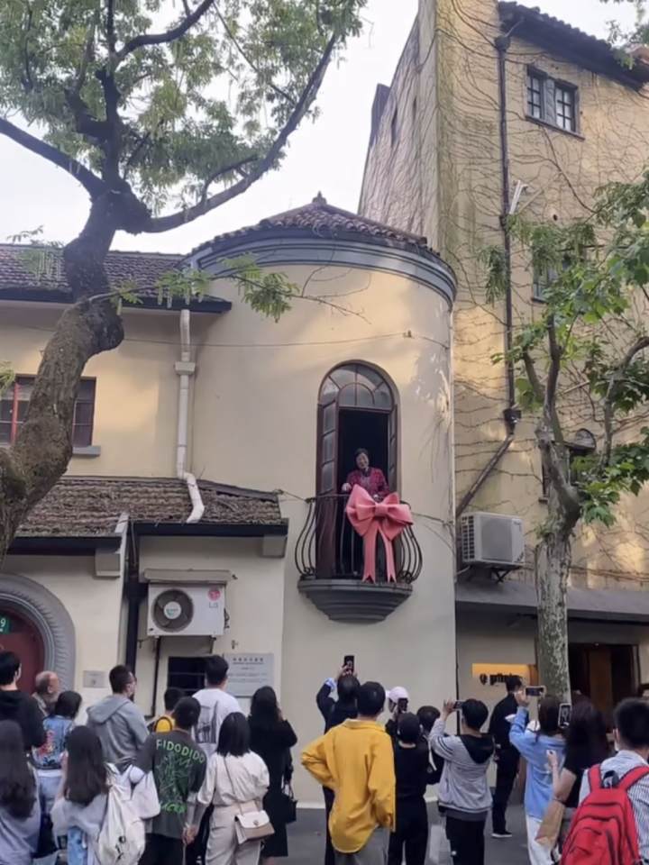 时评|上海武康路网红蝴蝶结拆除:打卡扰民的畸形生态要扭转