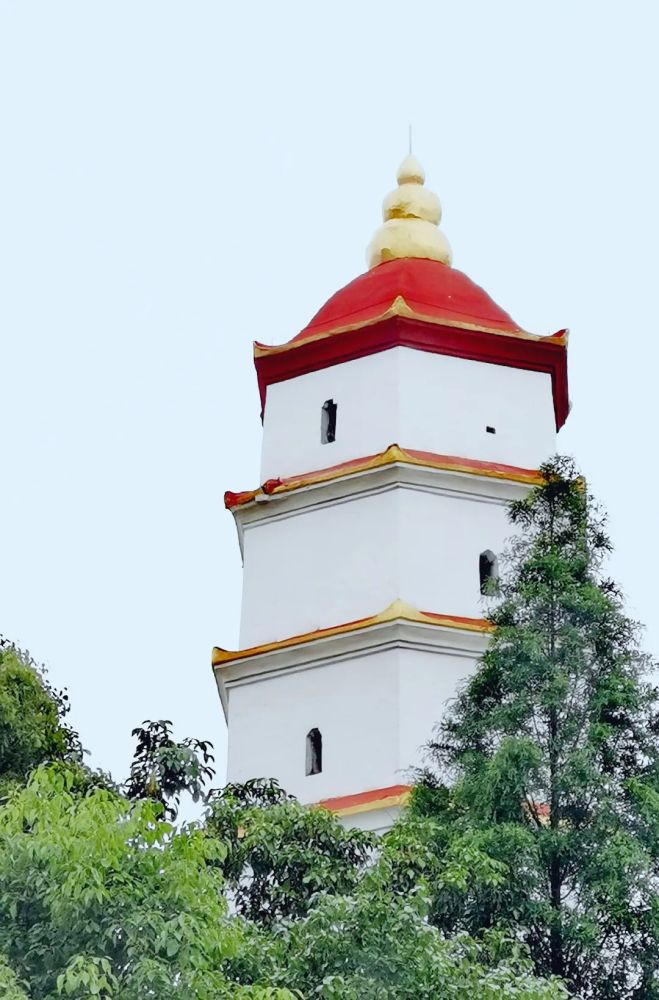 大竹白塔又名"文峰塔,修建于清光绪十一年,相传因藏舍利于塔基汇聚星
