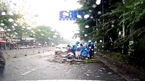 女骑手雨天送餐摔倒,被扶起后两眼含泪