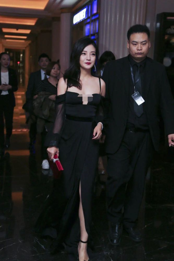 赵薇瘦了原来这么美,一袭深v高开叉黑裙,"高级贵妇范"撩人