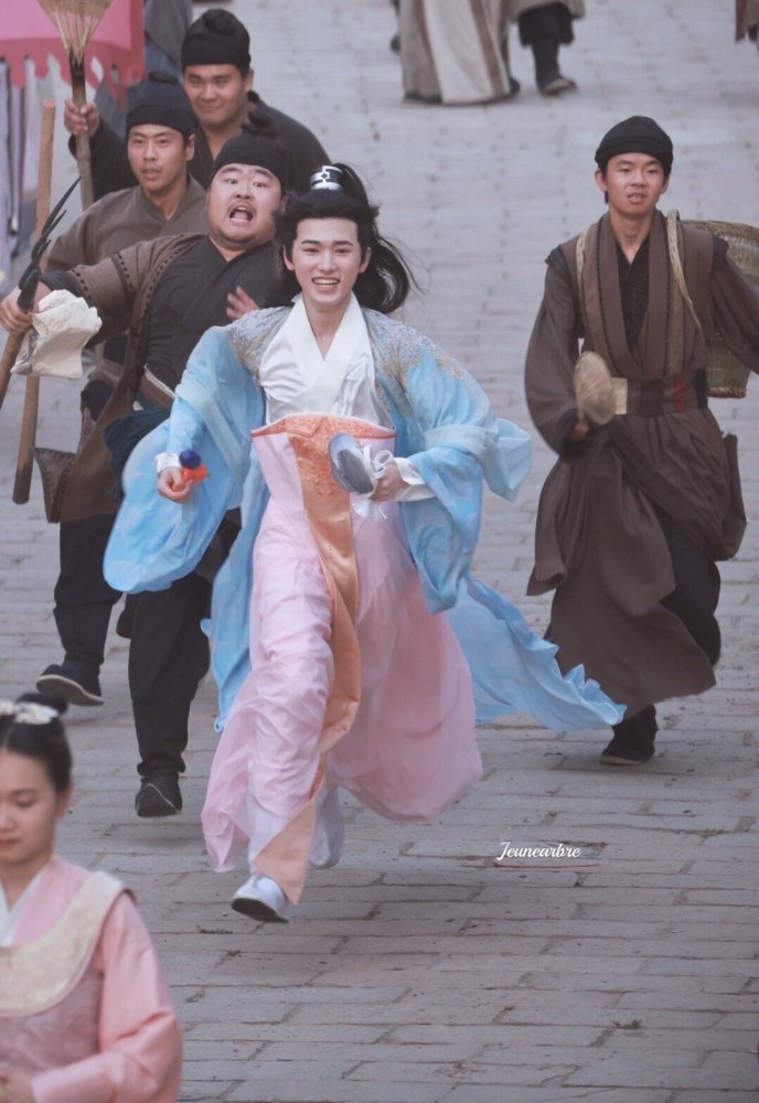 宋亚轩在《萌探探探案》中解锁了油纸伞古装新造型