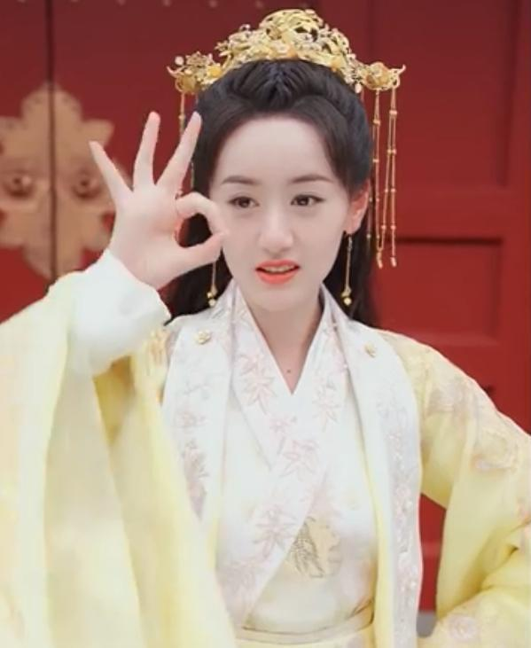 袁冰妍新剧路透惹争议,服装与赵丽颖高度相似,有心