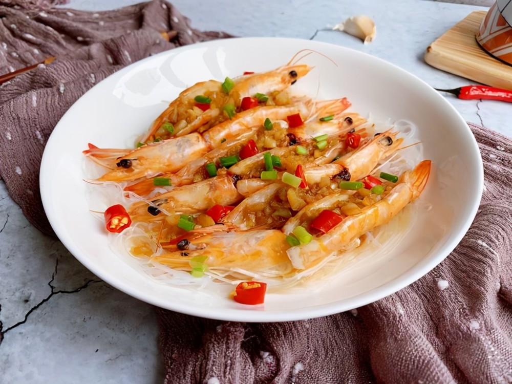 大虾别总白水煮了,做一道美味的蒜蓉粉丝蒸虾,简单好做又好吃